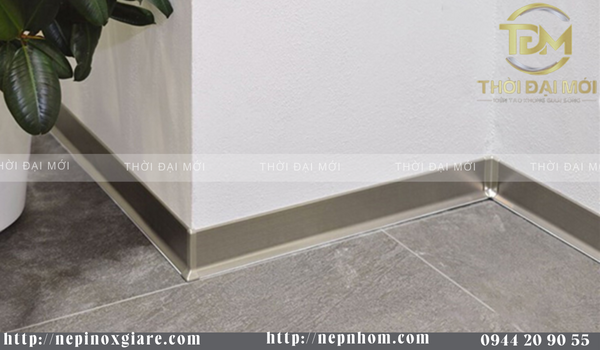 Hoàn Thiện Chân Tường Gọn Đẹp Nhờ Len Nhôm Chân Tường