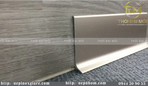 Len nhôm chân tường có bị xuống màu theo thời gian không?