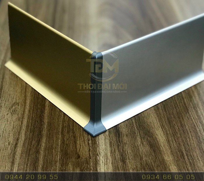 Len Nhôm Chân Tường Kết Hợp Đèn LED Tạo Hiệu Ứng Ánh Sáng Sang Trọng