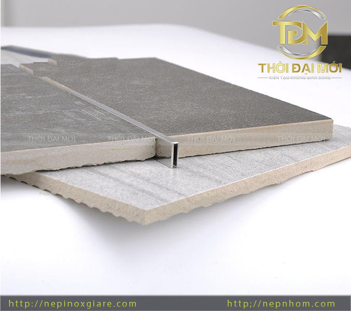 Nẹp inox khe gạch – so sánh với ron chà và hướng dẫn thi công bền đẹp lâu dài