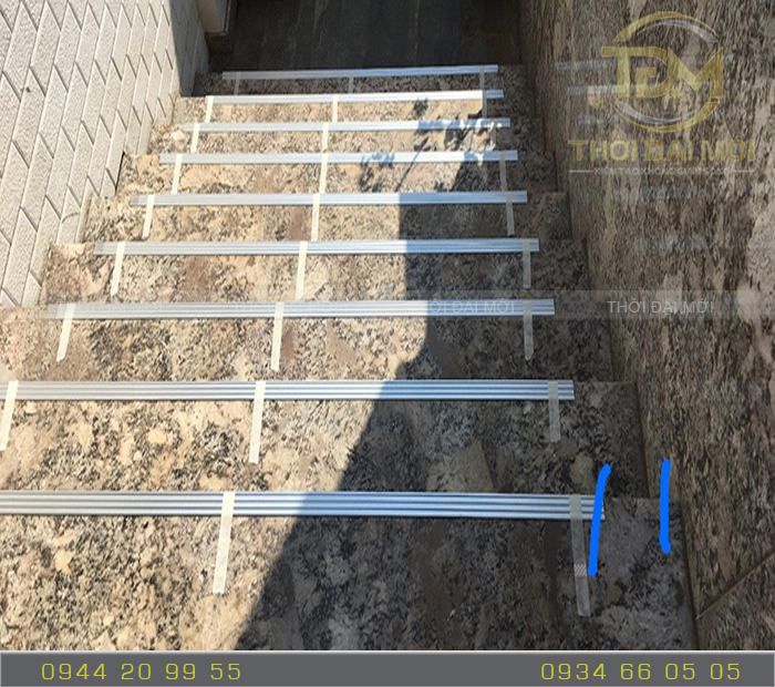 So sánh cầu thang có nẹp và không có nẹp