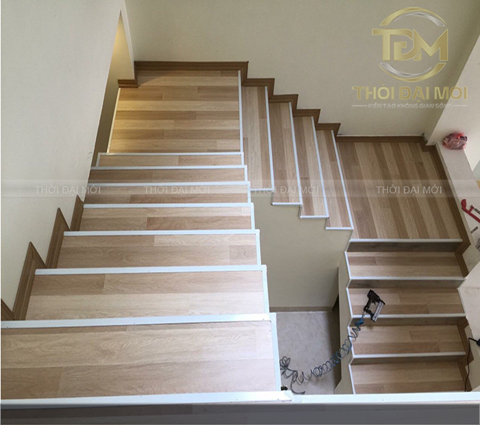 Cách xử lý nẹp nhôm cầu thang bị bong keo, trầy xước hiệu quả và đúng kỹ thuật