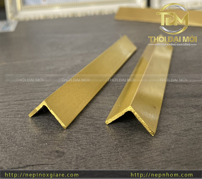 Nên lắp nẹp nhôm chữ V trước hay sau khi hoàn thiện? 