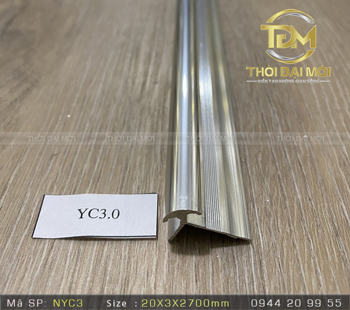 So sánh thẩm mỹ giữa góc có nẹp nhôm và góc không dùng 