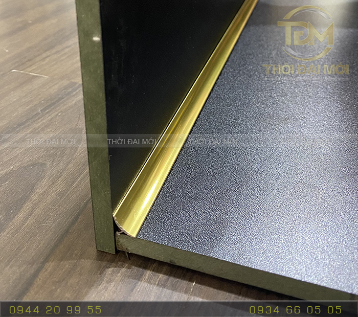 So sánh thẩm mỹ giữa góc có nẹp nhôm và góc không dùng 