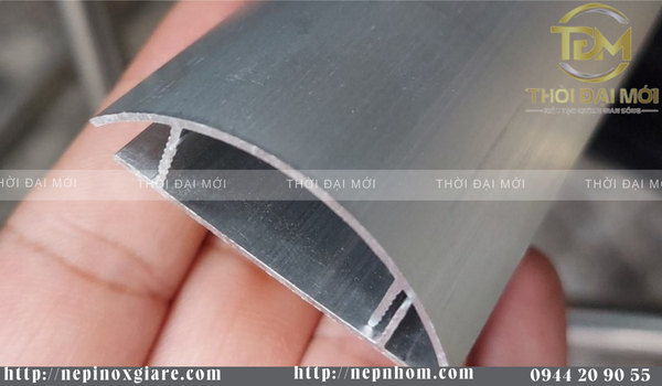 Nẹp Nhôm Luồn Dây Điện Biến Chi Tiết Kỹ Thuật Thành Đường Nét Có Chủ Ý