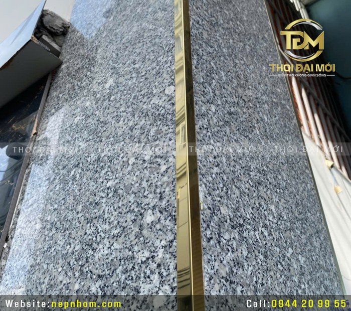 Nếu bạn đã chán những góc tường đơn điệu, hãy thử nẹp inox chữ V