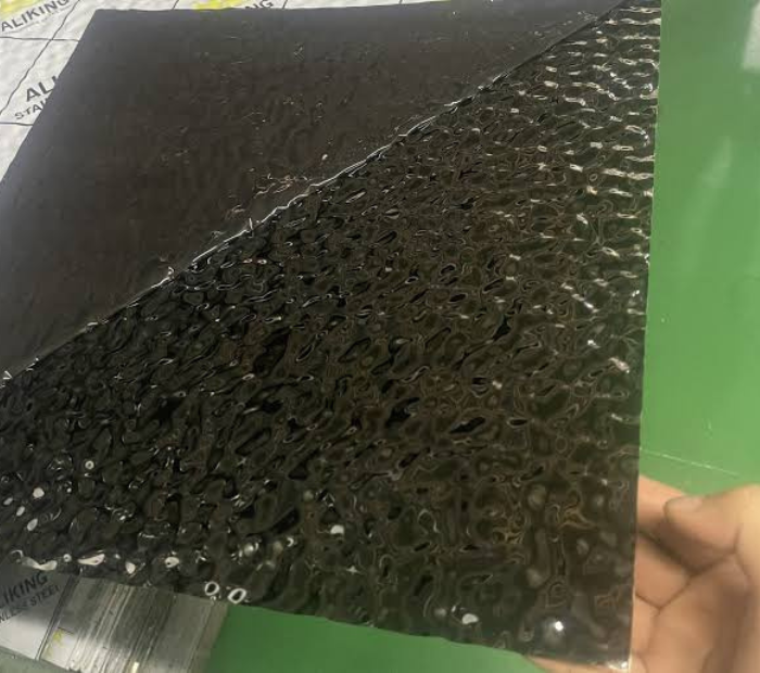 Tấm Inox Sóng Nước Màu Đen Ốp Sảnh Khách Sạn: Sang Trọng & Bền Đẹp