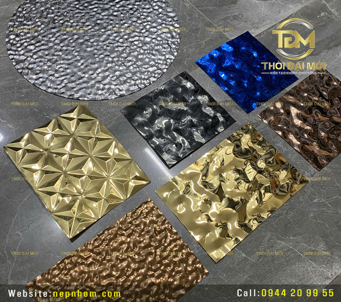 Biến Vách Showroom Thành Điểm Nhấn Sang Trọng Với Tấm Inox Sóng Nước