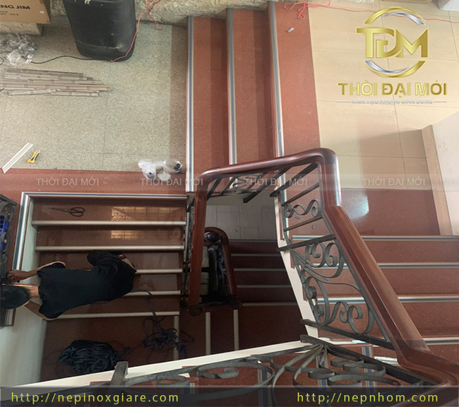 Vì sao nẹp nhôm cầu thang là phụ kiện quen thuộc tại các phòng Gym hiện đại?