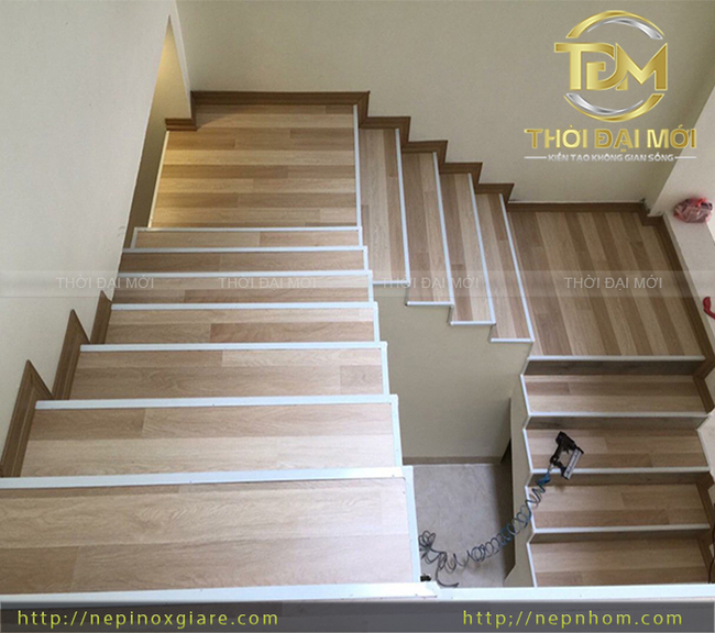 Vì sao nẹp nhôm cầu thang là phụ kiện quen thuộc tại các phòng Gym hiện đại?