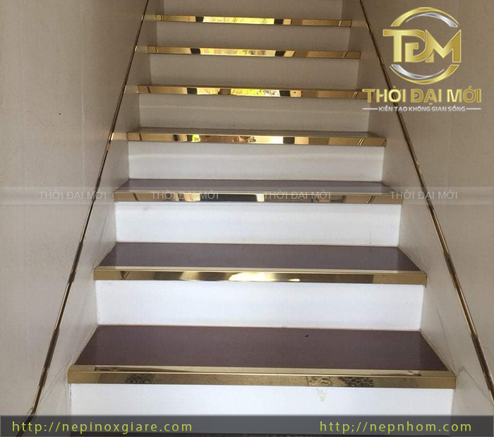 nẹp inox chống trượt cầu thang