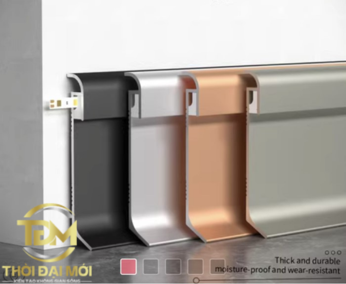 Biến góc tường sứt mẻ thành tuyệt tác bằng len nhôm chân tường