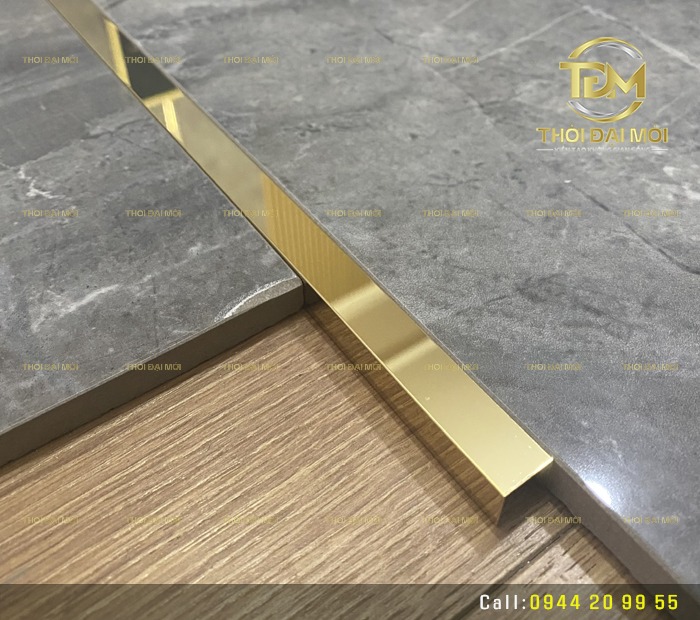 Biến không gian trở nên tinh tế với tấm thủy tinh và nẹp inox chữ U