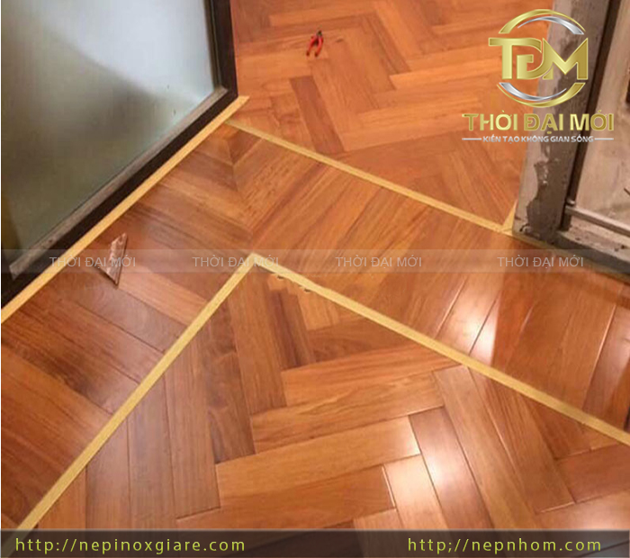 Hoàn thiện các cạnh và góc của sàn gỗ bằng nẹp trang trí