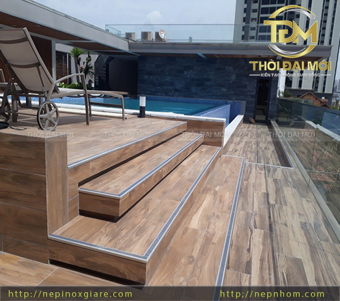 Nhà dễ trơn trượt mùa mưa? Đừng bỏ qua nẹp nhôm cầu thang