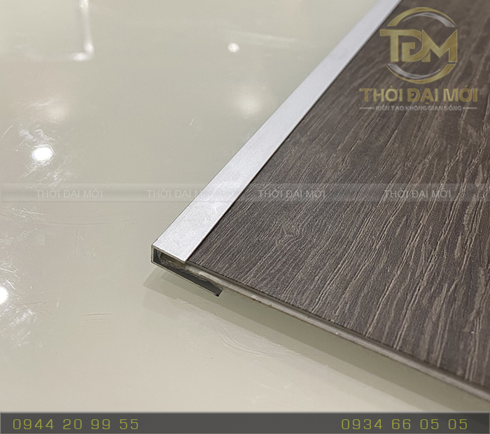 Phân tích sâu về sự cộng hưởng vật liệu giữa nẹp nhôm và sàn nhựa SPC/LVT