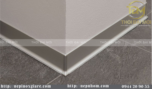 Ứng dụng màu sắc và bề mặt len nhôm trong thiết kế nội thất