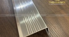 Nẹp Inox Cầu Thang Bị Bong Sau Một Thời Gian Sử Dụng: Keo Yếu Hay Bề Mặt Có Vấn Đề?