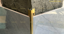 Nẹp inox gắn gạch tường – hệ thống neo cơ học bảo vệ mảng ốp đứng khỏi rơi vỡ