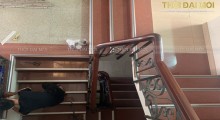Vì sao nẹp cầu thang gần như luôn xuất hiện ở công trình công cộng?