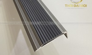 Cấu tạo nẹp nhôm cầu thang: Mặt chống trượt – Lõi nhôm – Ron cao su