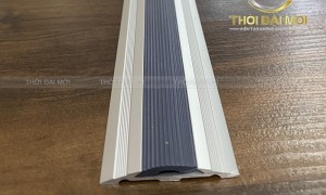 Lắp Nẹp Mặt Bằng Bị Bập Bênh Khi Đi Lại? Đừng Vội Đổi Nẹp, Kiểm Tra Nền Trước!