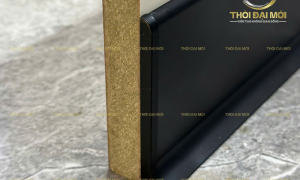 Len nhôm chân tường có bị xuống màu theo thời gian không?