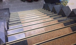 Tai nạn cầu thang và cách phòng tránh hiệu quả bằng nẹp nhôm cầu thang