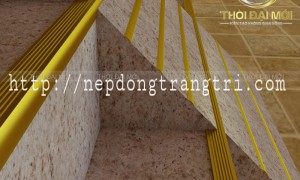 Cùng nẹp đồng trang trí chữ F che đi những vị trí tiếp giáp của tường và khe hở sàn gỗ