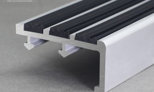Giải Đáp: Dây Cao Su Trong Nẹp Nhôm Cầu Thang Có Tác Dụng Gì?