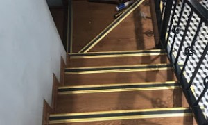 Tìm hiểu về ưu và nhược điểm của nẹp đồng chống trượt cầu thang